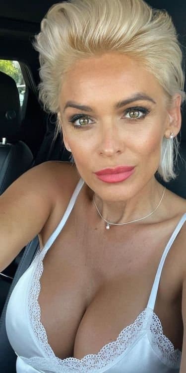 Classy mature AI beauty