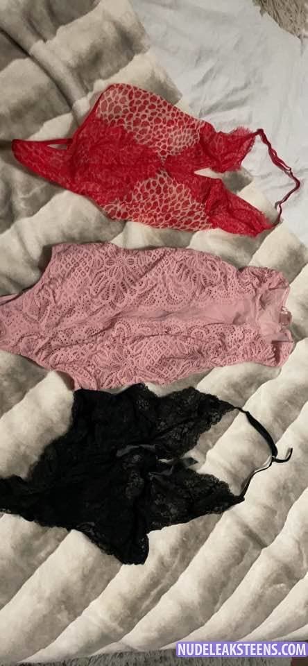 This bitch touching her pussy on snapchat