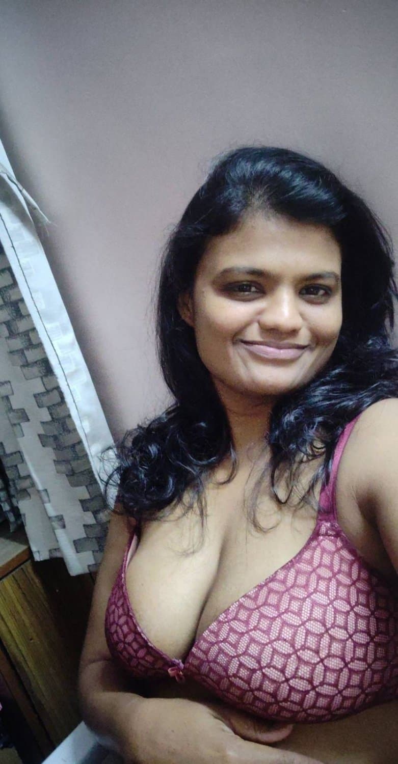 Famous Indian Webslut Likes to Show Off