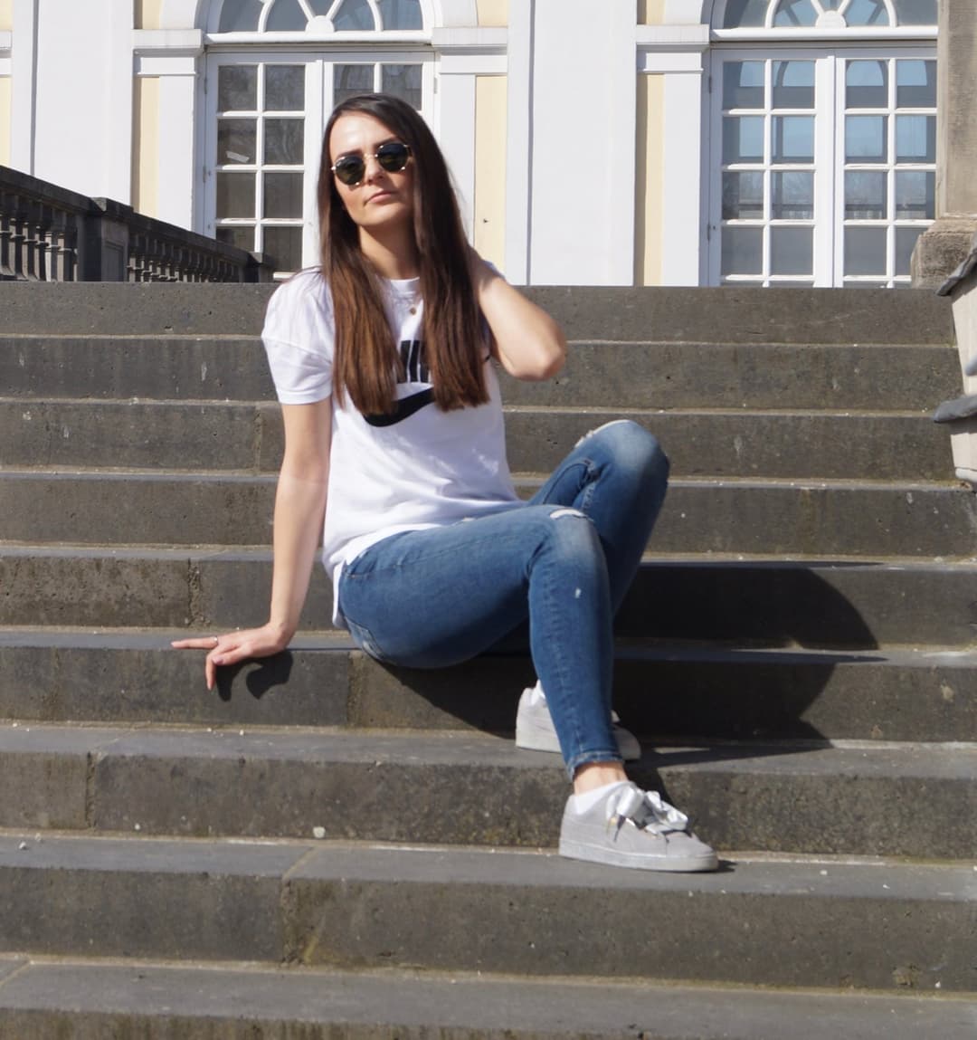 Click to view full size Simone is a horny slutmom ??