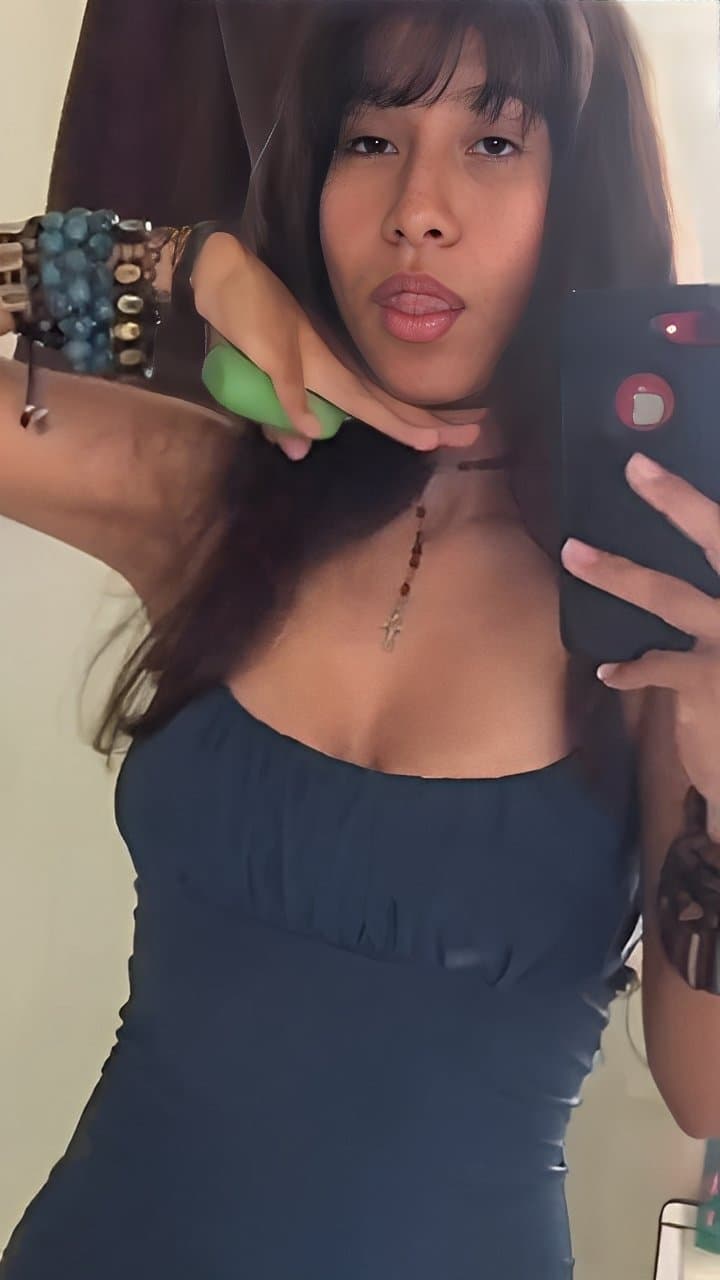 Cocksleeve gabbie showing herself off