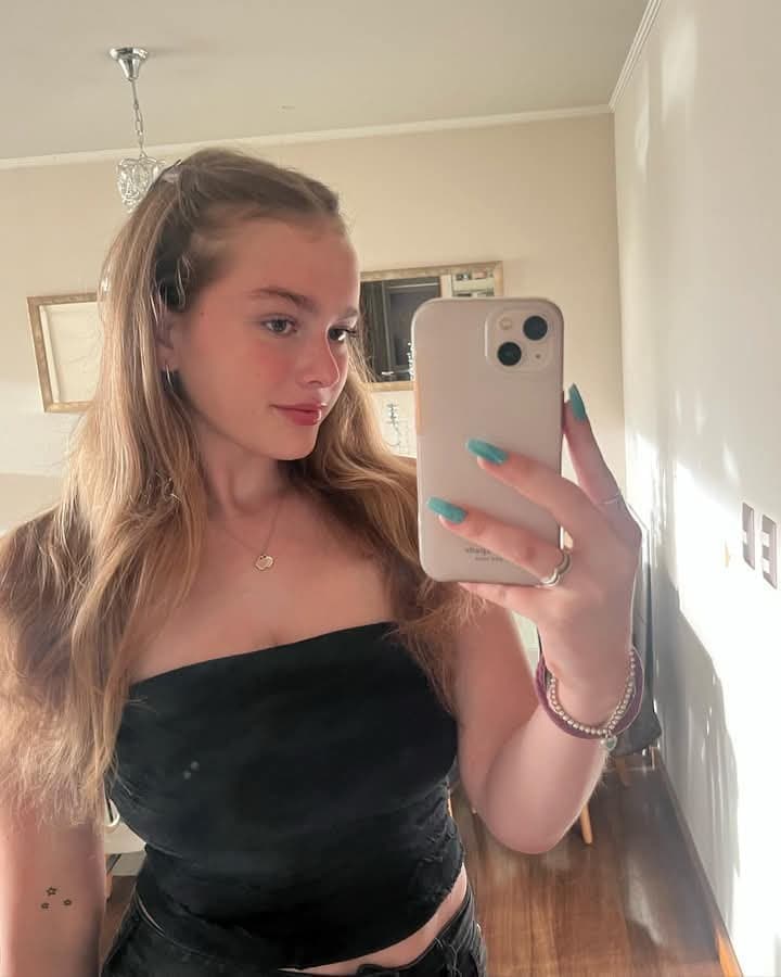 La puta tetona de Giulia, esta recien desbloqueada con 18?lista para recibir una cogida brutal