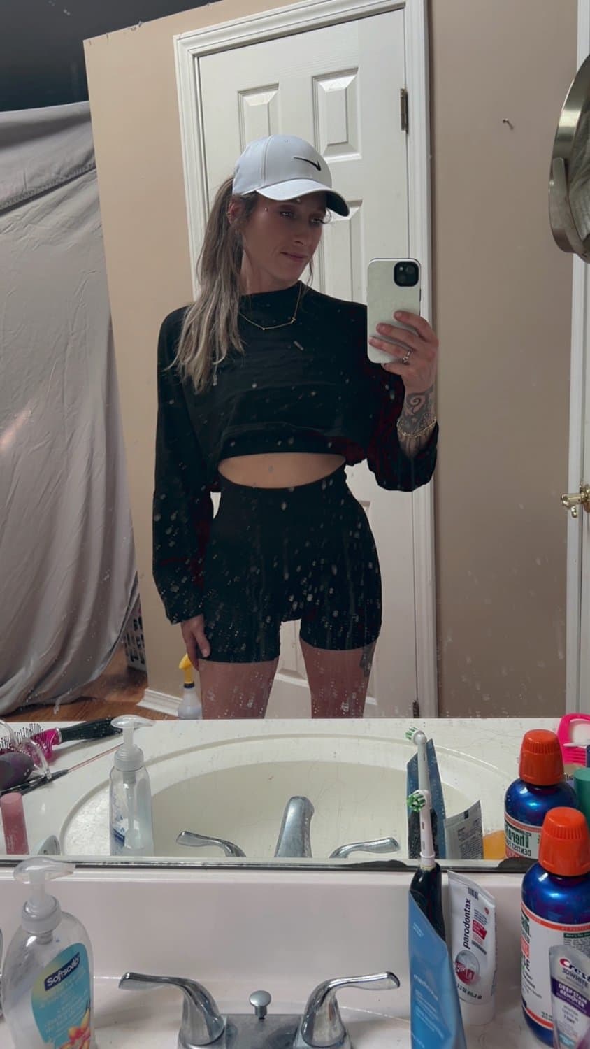 My friends hot mom I stroke to way too much… who wants to chat stroke and cum to the bitch?!