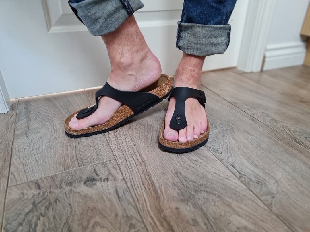 Please cum on my feet in Gizeh sandals. Make me a foot slut.
