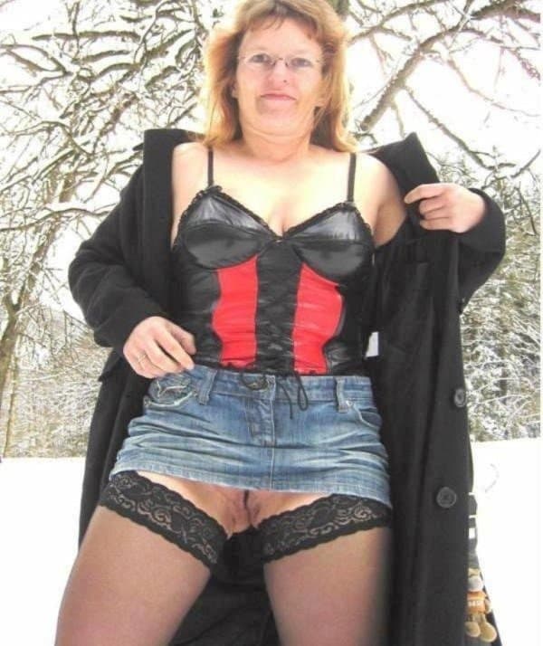 Kerstin ohne Slip unterm Rock (1)