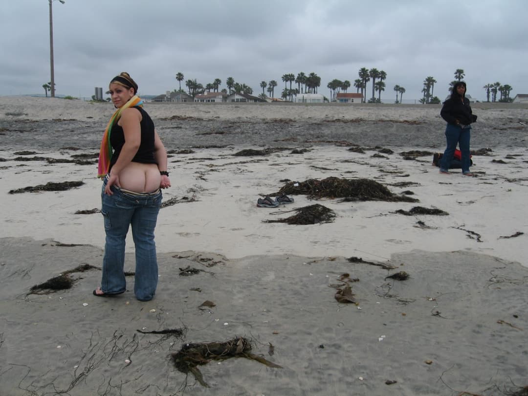 Friends group mooning around San Diego