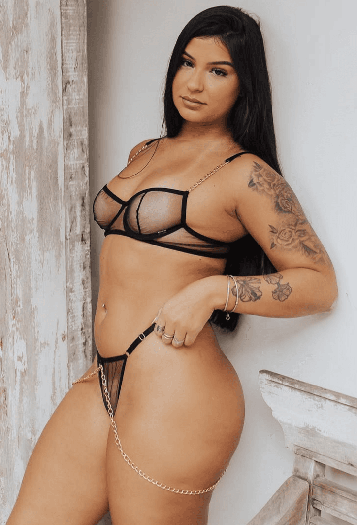 Click to view full size A delicia da G@b10II. Ela parou com essas roupas chamativas e divulgações de lojas de lingeries.