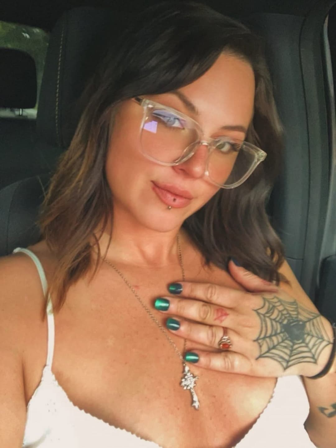 Little sis has a slutty older sis role model