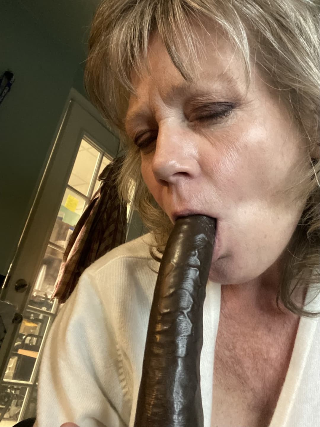 Hotwife mom sucks cocks