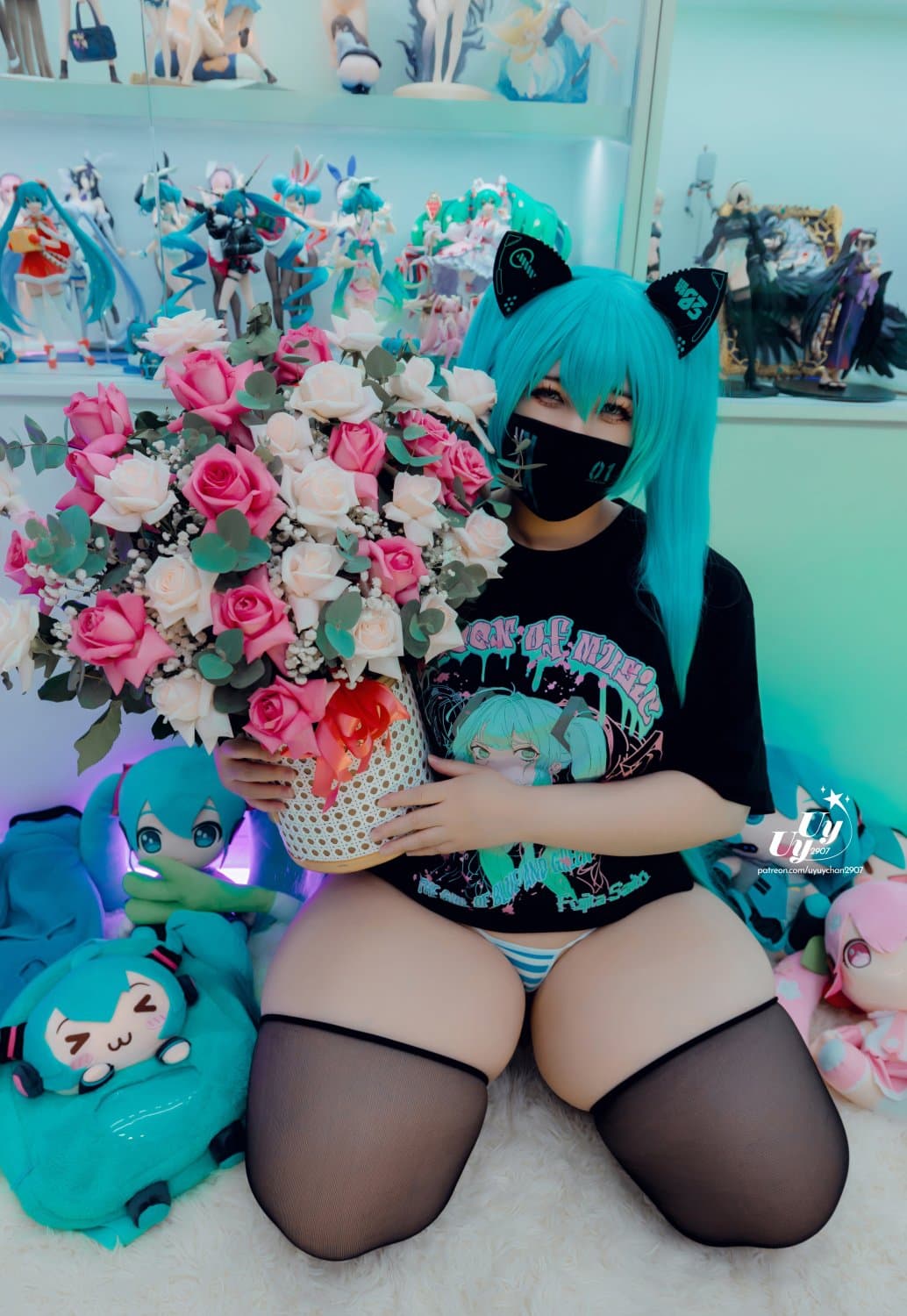 Thicc Hatsune Miku Cosplayer