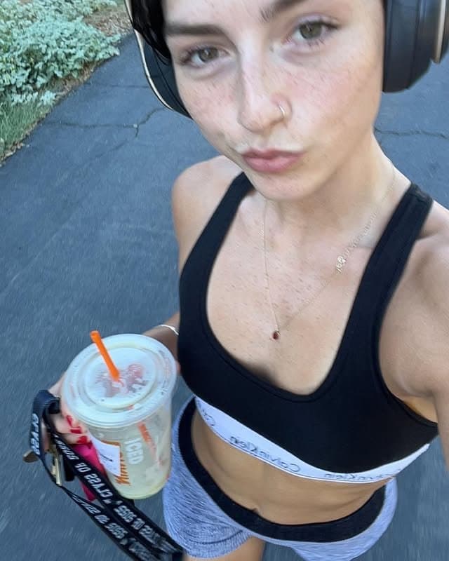 Fitness slut flaunts incredible body