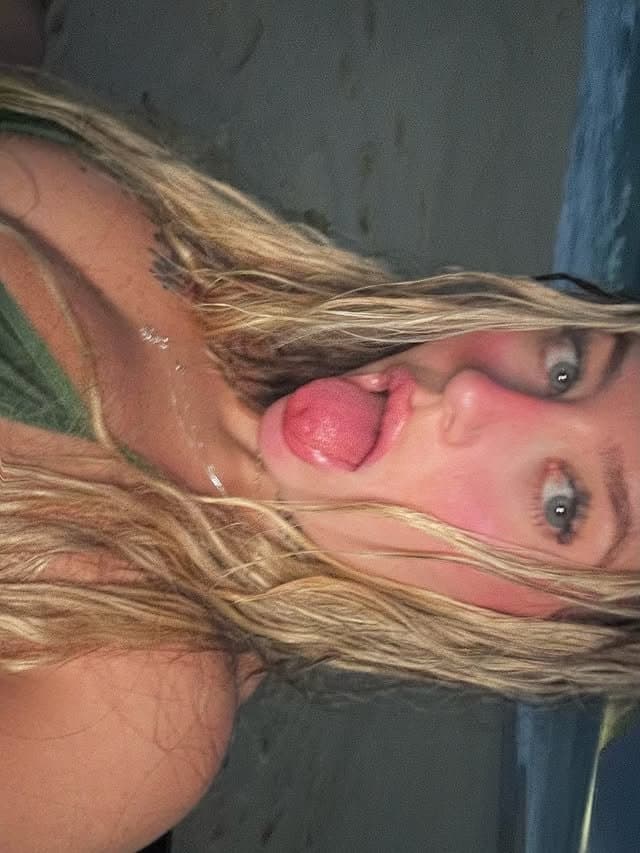 Loira cavala carioca levando gozada dentro da buceta - VAZOU