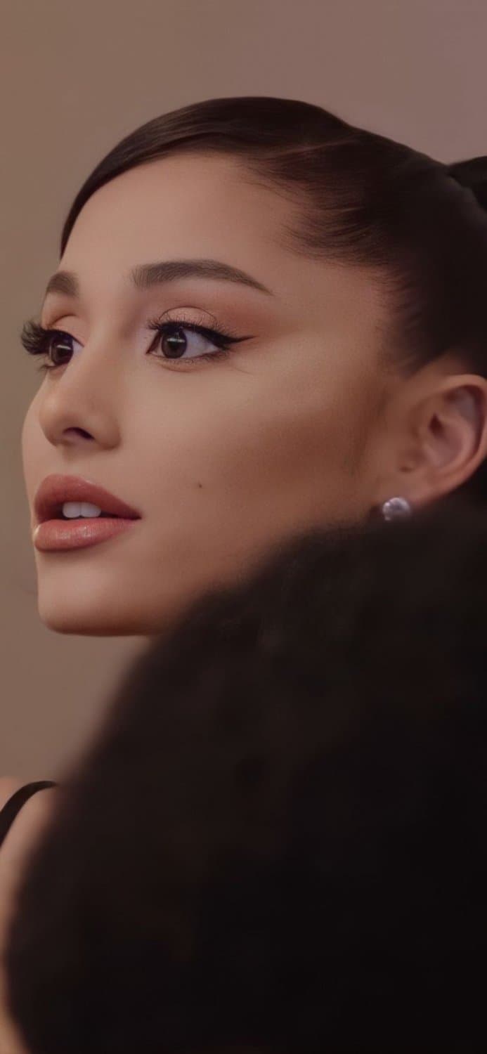 Ariana Grande’s lips/mouth are pure porn.. ?