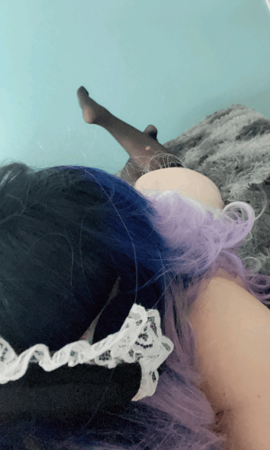 Latina milf aurora_kingsley laying in bed with her ass out. Link in description