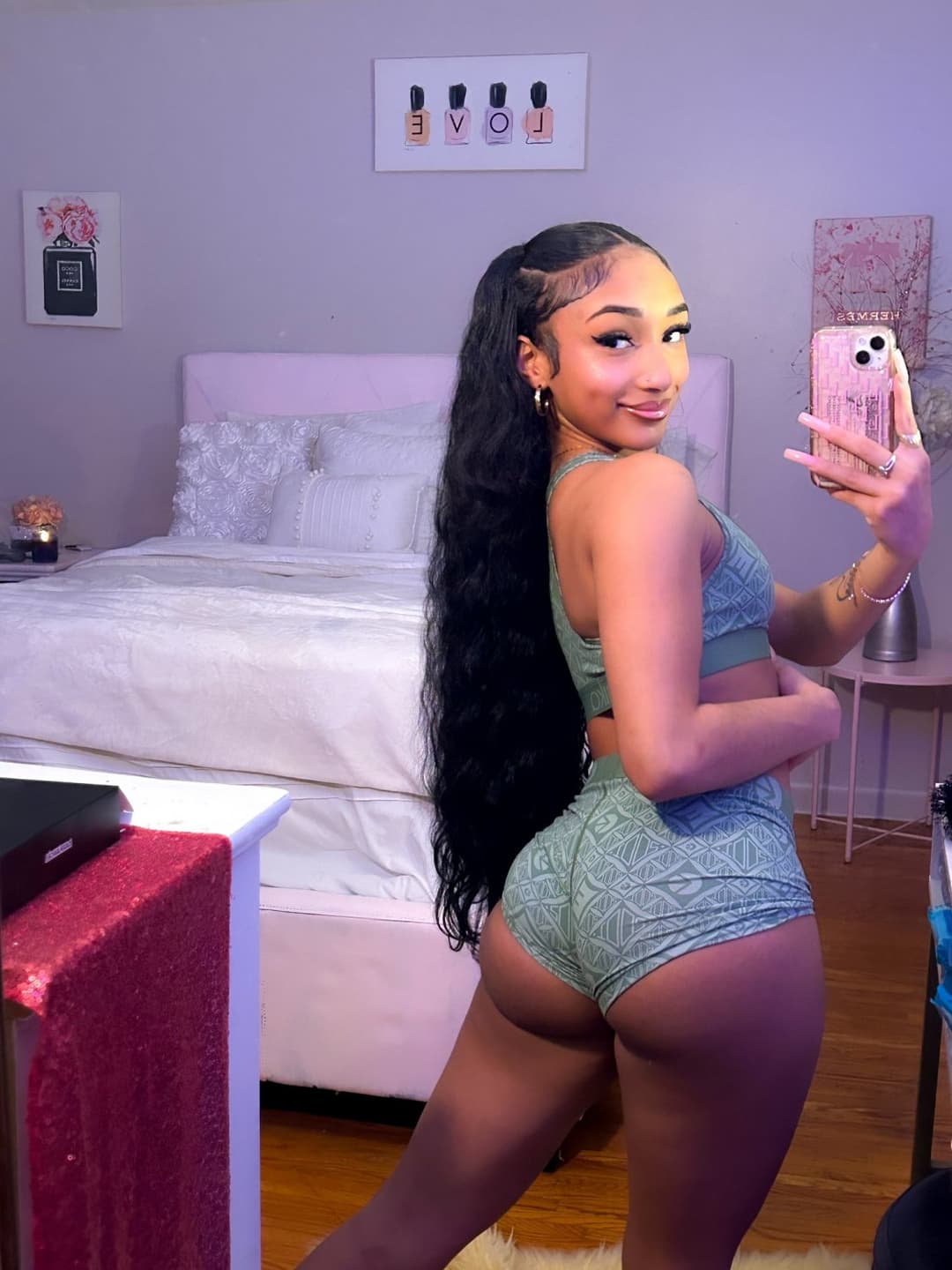 ?? She so damn sexy!!!