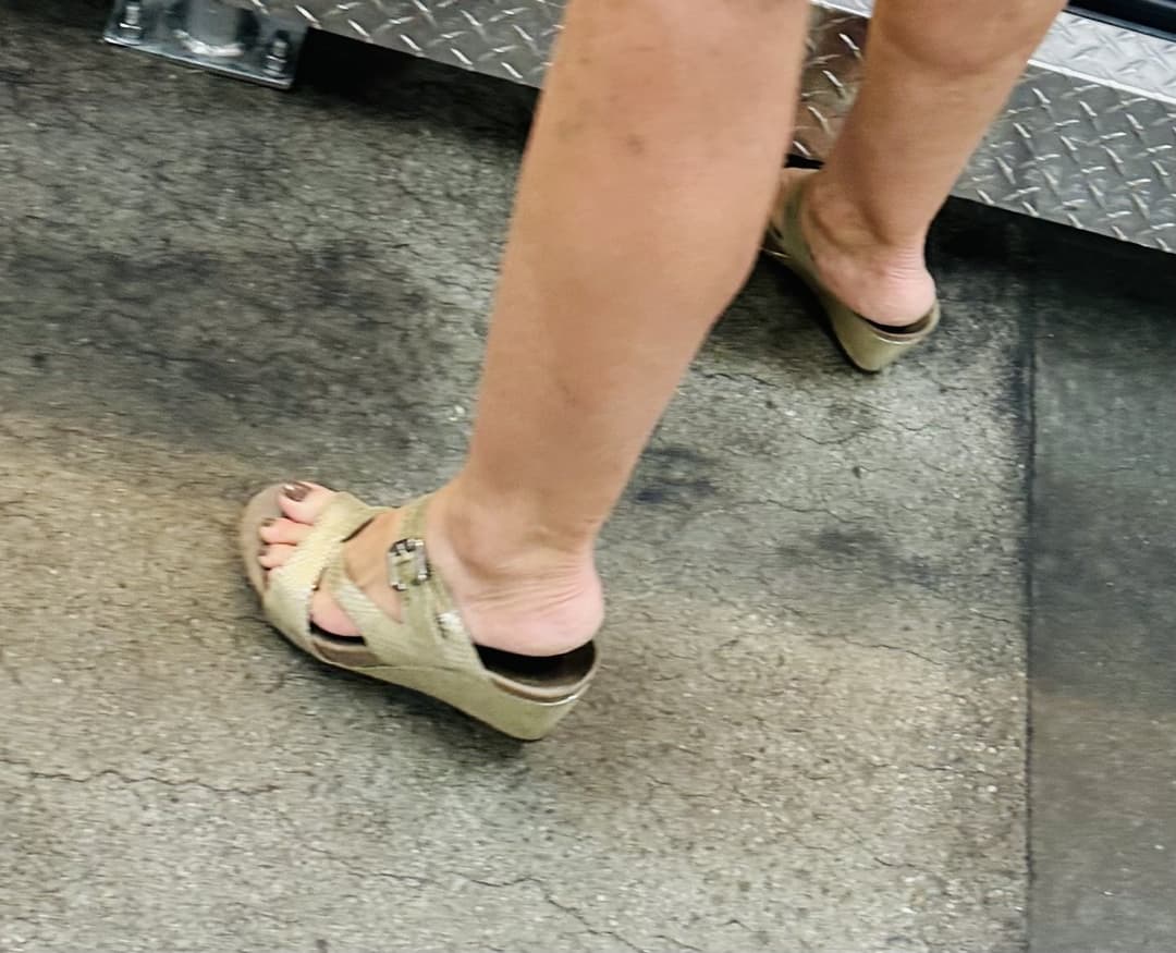 Random HotMoms & Milfs who are Fuckable & there Feet