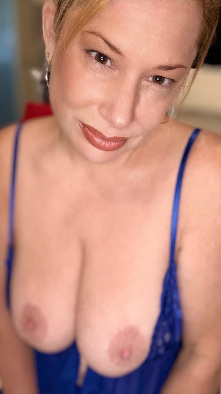 Mature redhead masseuse and her milking table