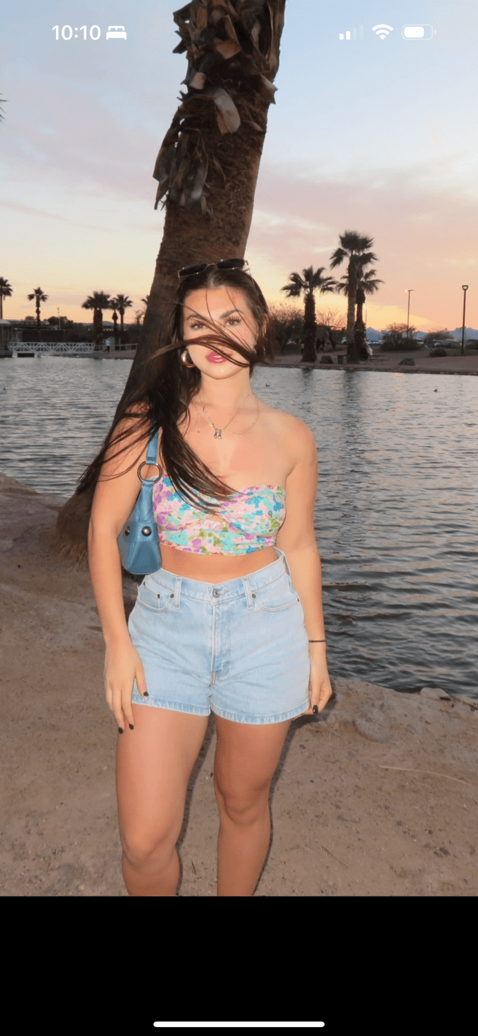 College guy with big muscles started kissing this slut before lifting shirt and sucking her titties