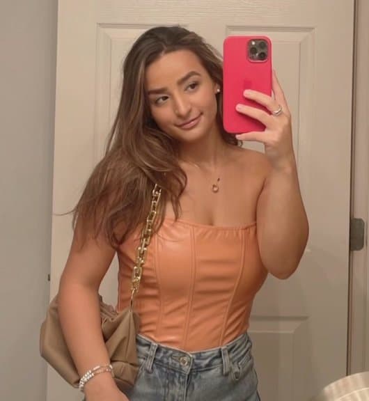 jerk to this gorgeous dicksucker Nicole she needs covered