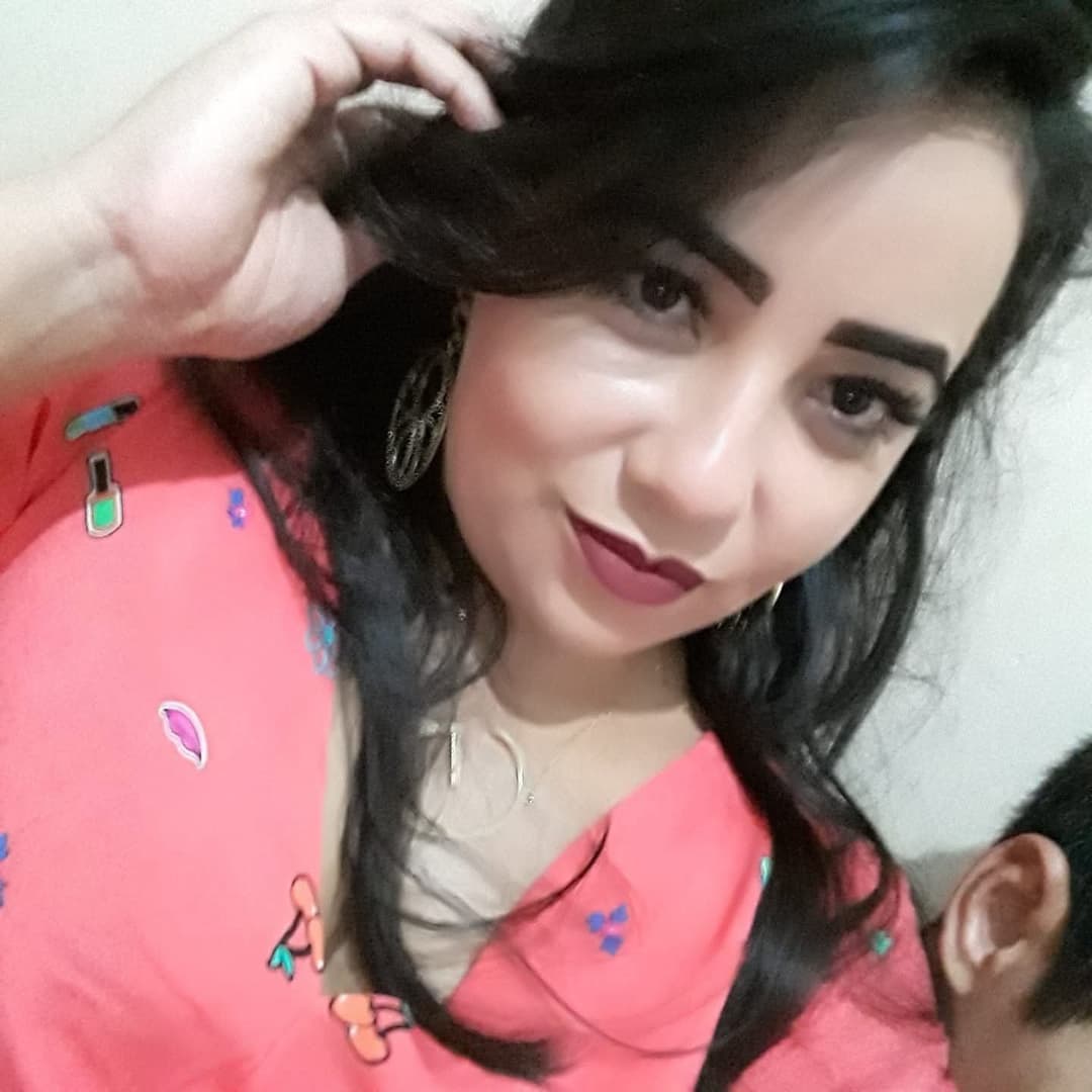 Exibindo minha esposa sendo puta dos comedores solteiros e casados mostrando o rosto de puta