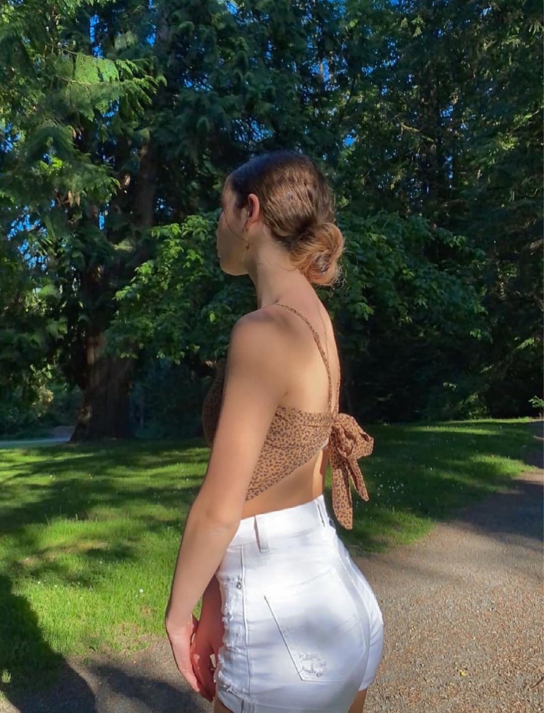 Track teen Shelli shows off her ass cheeks