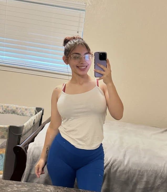 Salpicaría toda mi leche de ver como ya le cuelgan las enormes tetas a mi prima Sara