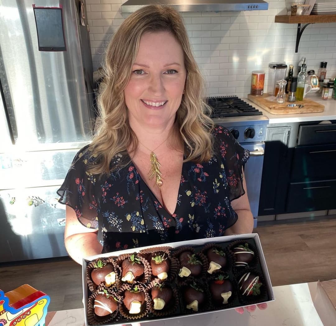 Cougar realtor caught shaking her nice titties in public on camera back in 1993!