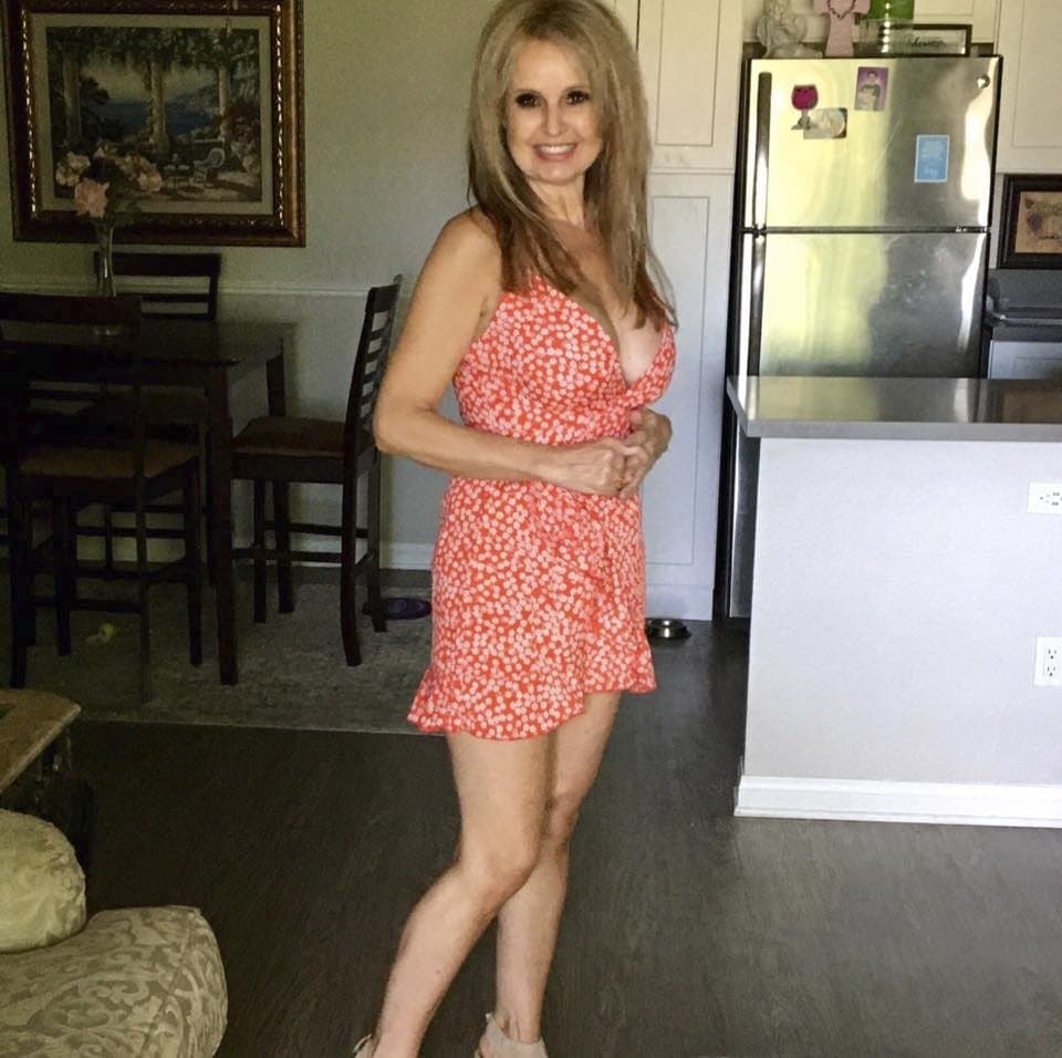 Blonde gilf in doggy