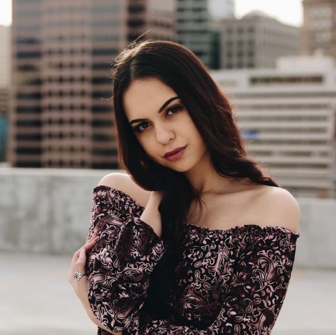 Petite Kaitlyn, 26 Ca, presenting herself for all