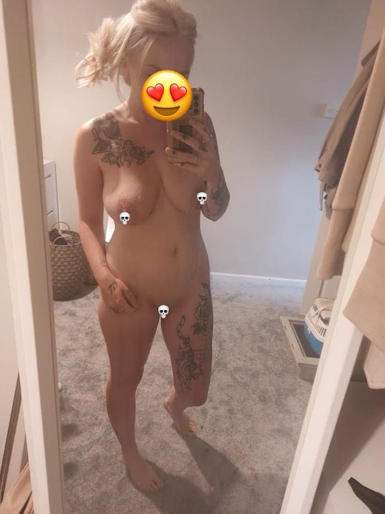 This little slut is so fucking fine. Thank god she’s censored ?