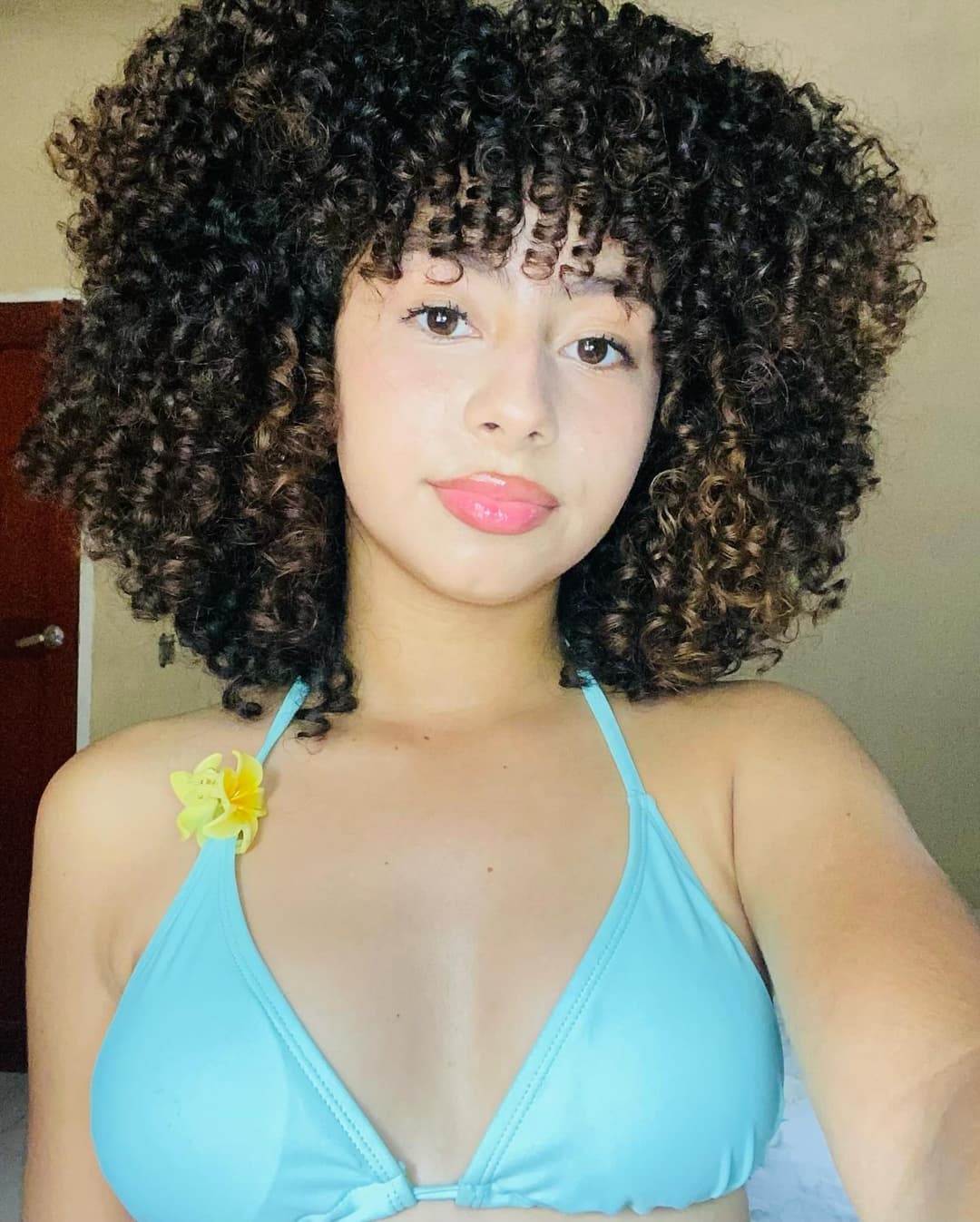 2 PUTAS MORENAS EN BIKINI (DIA 5) 1 DIA 1 PUTA HASTA ENCONTRAR A YADIRA