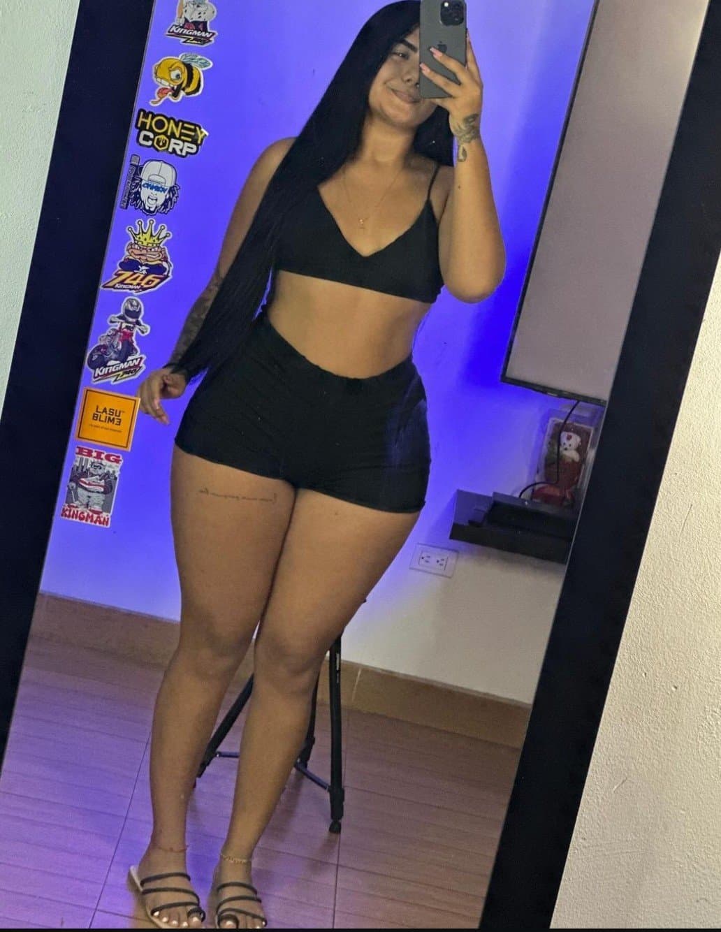 Click to view full size Sua gostosa! Td mundo vai se masturbar olhando sua bunda nesse site, que COXAS grossas e deliciosas