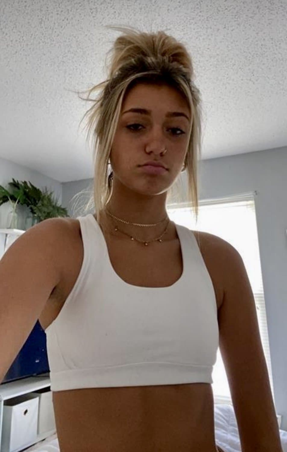 25-0403 - Her tanned skin looks good when glazed in cum ??