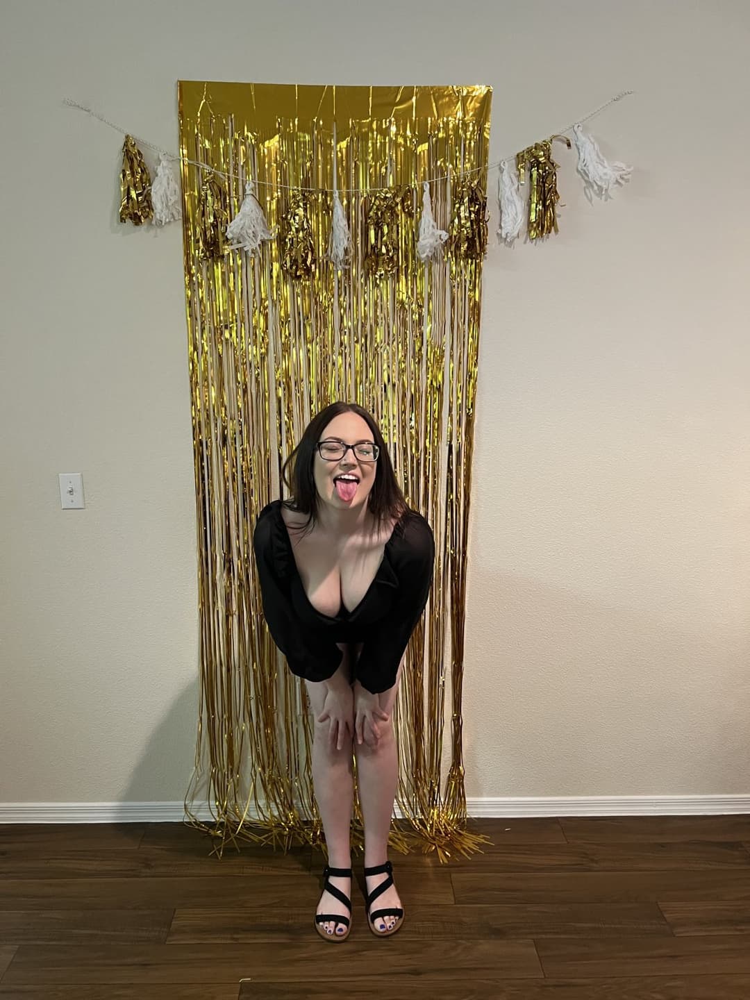 Hot slut Alexis love showing off