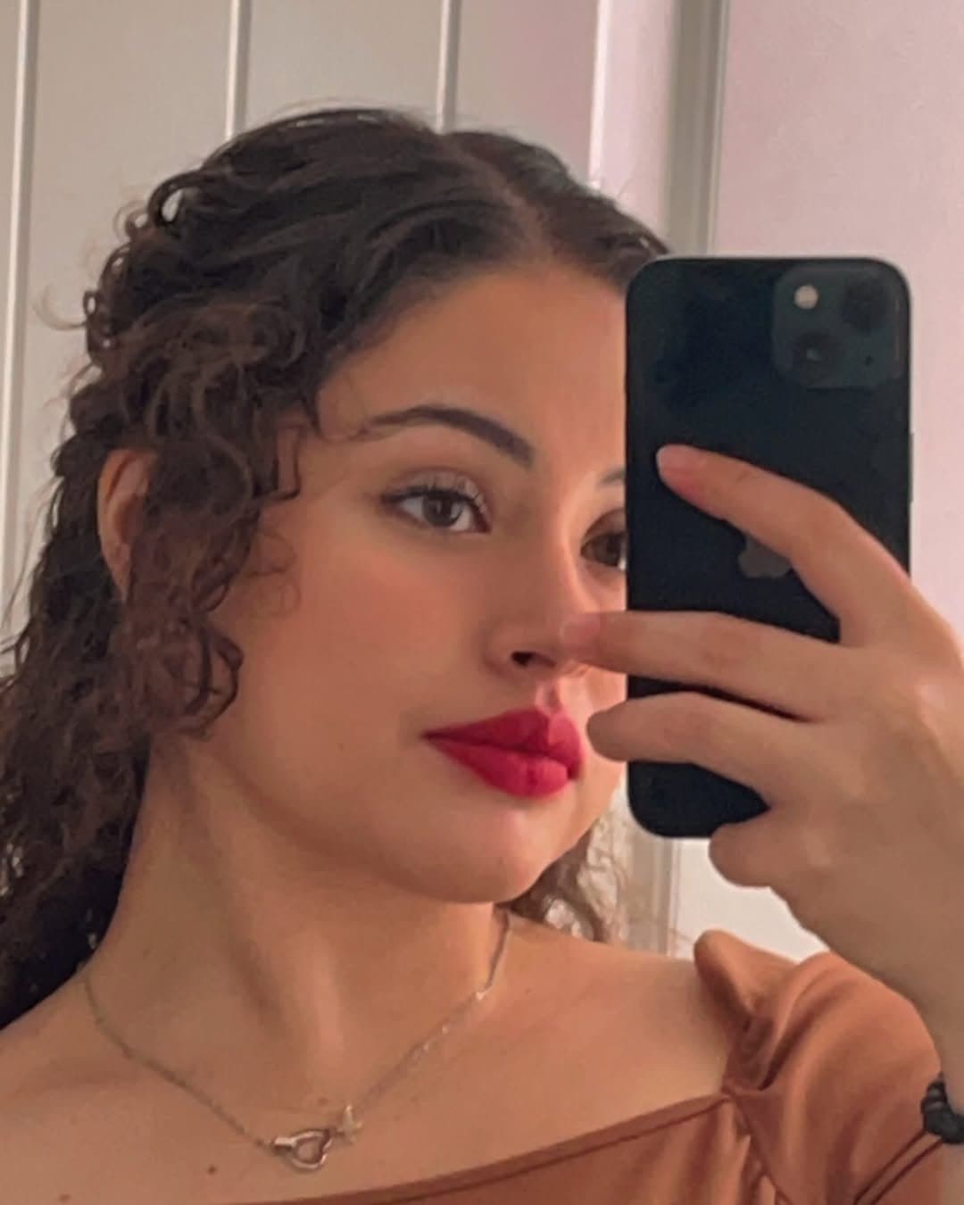 Chave Gomez, Chave.e96, Diana Gomez, dianaleach044, Diana Elizabeth Gomez Leach