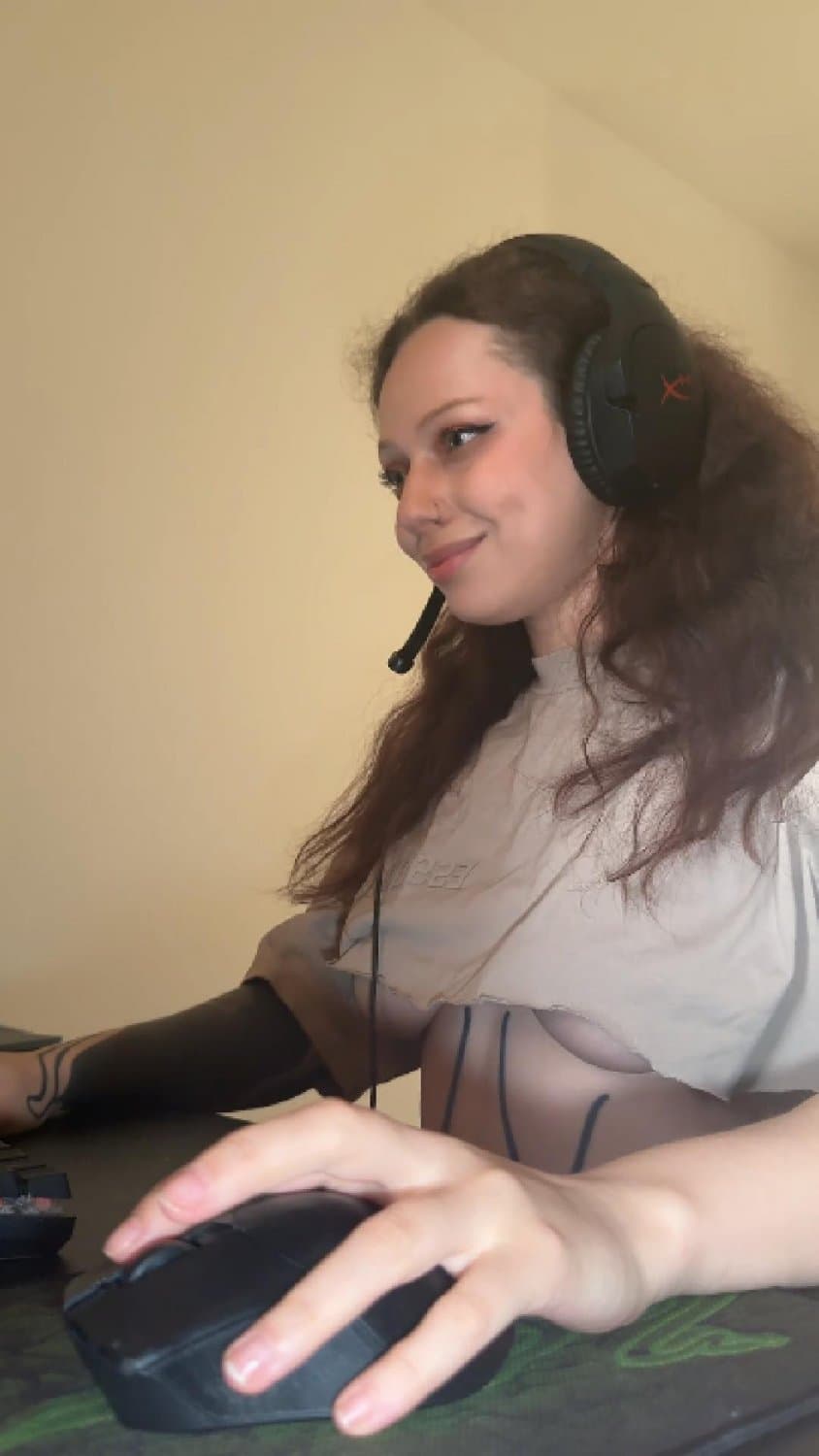 Gamer babe win and show tits?Natural titties shaking beauty?