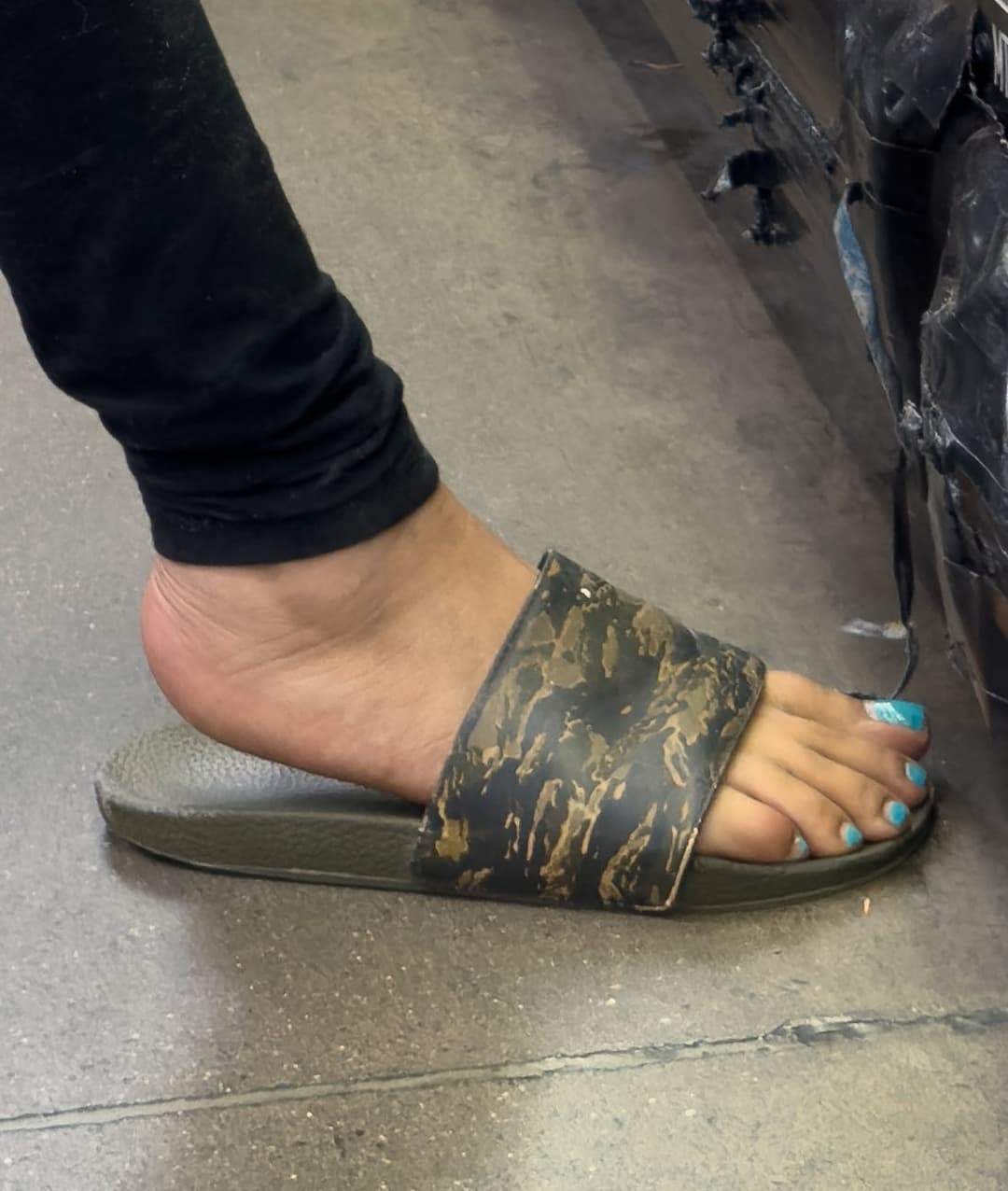 Latina MILF perfect feet and long toes