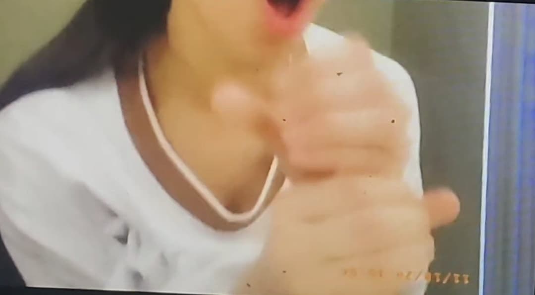 She pretends to blow a bbc + a vid of her sucking dick