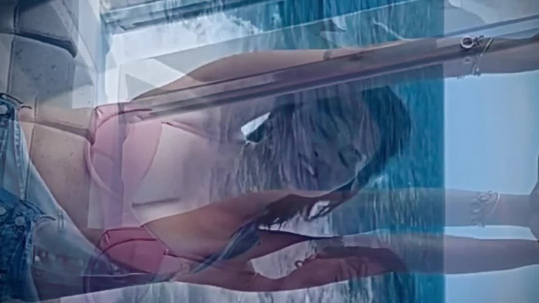 Selena Gomez arms up