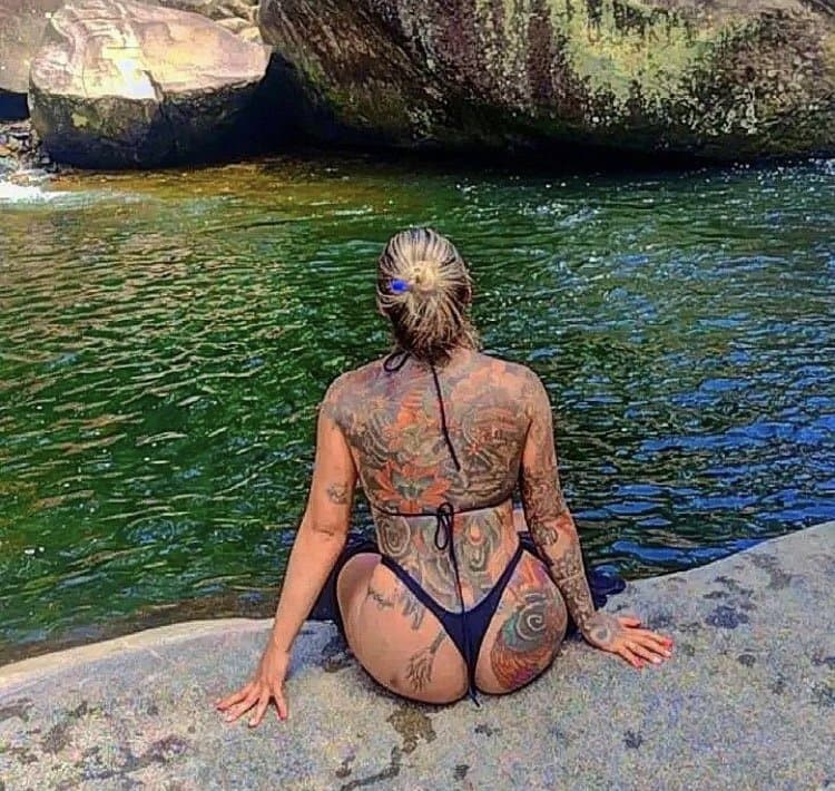 Tatuada cavala arrombando o cu no anal com dotado