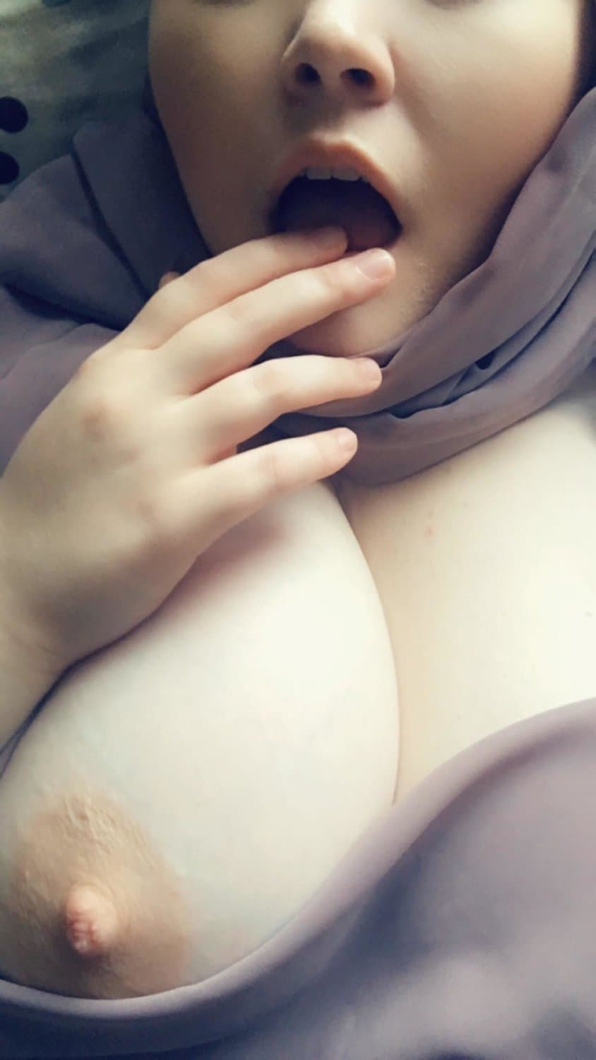 Arab milf show boobs ???