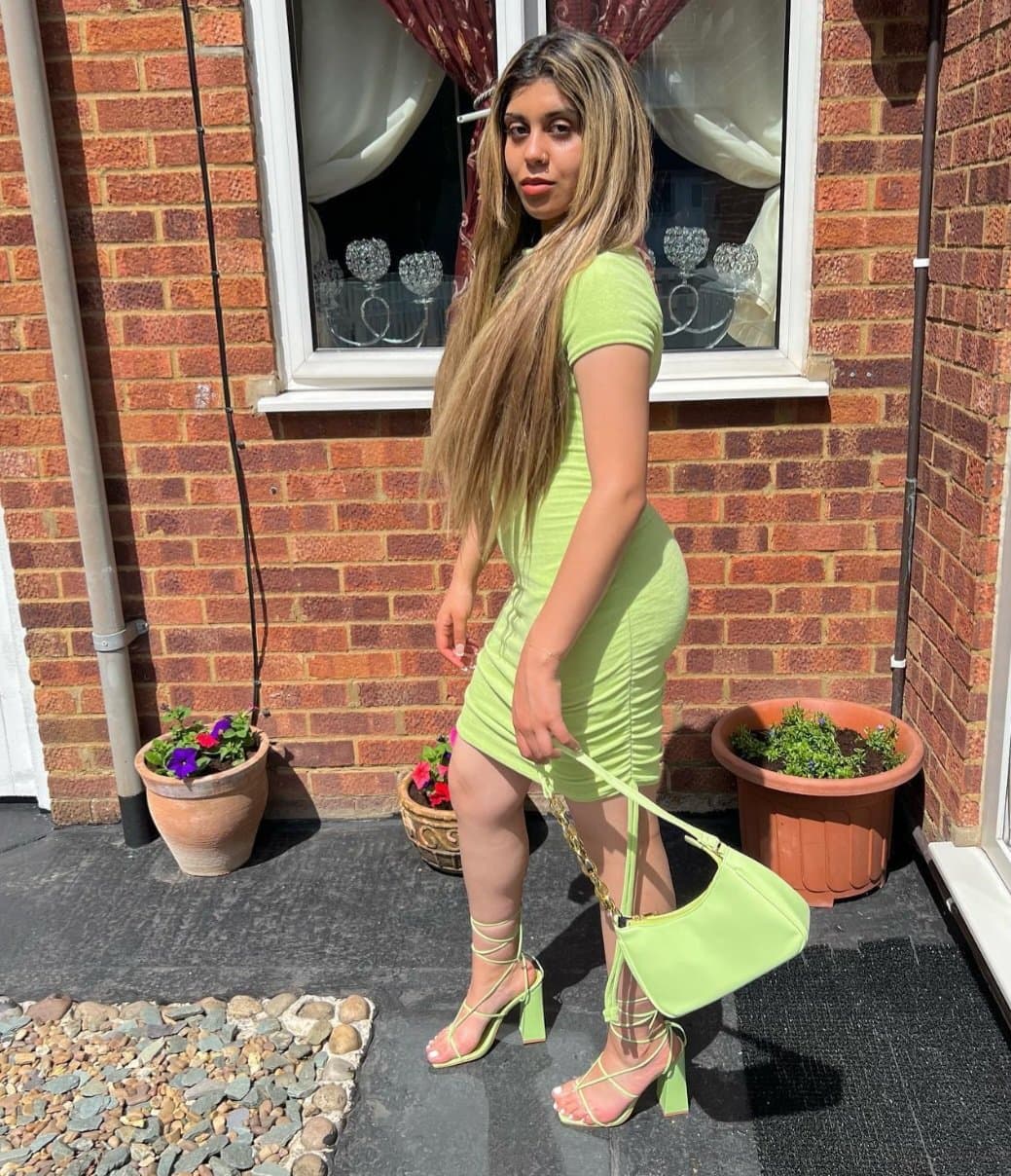 Paki babe loves it when you masterbate over her pics