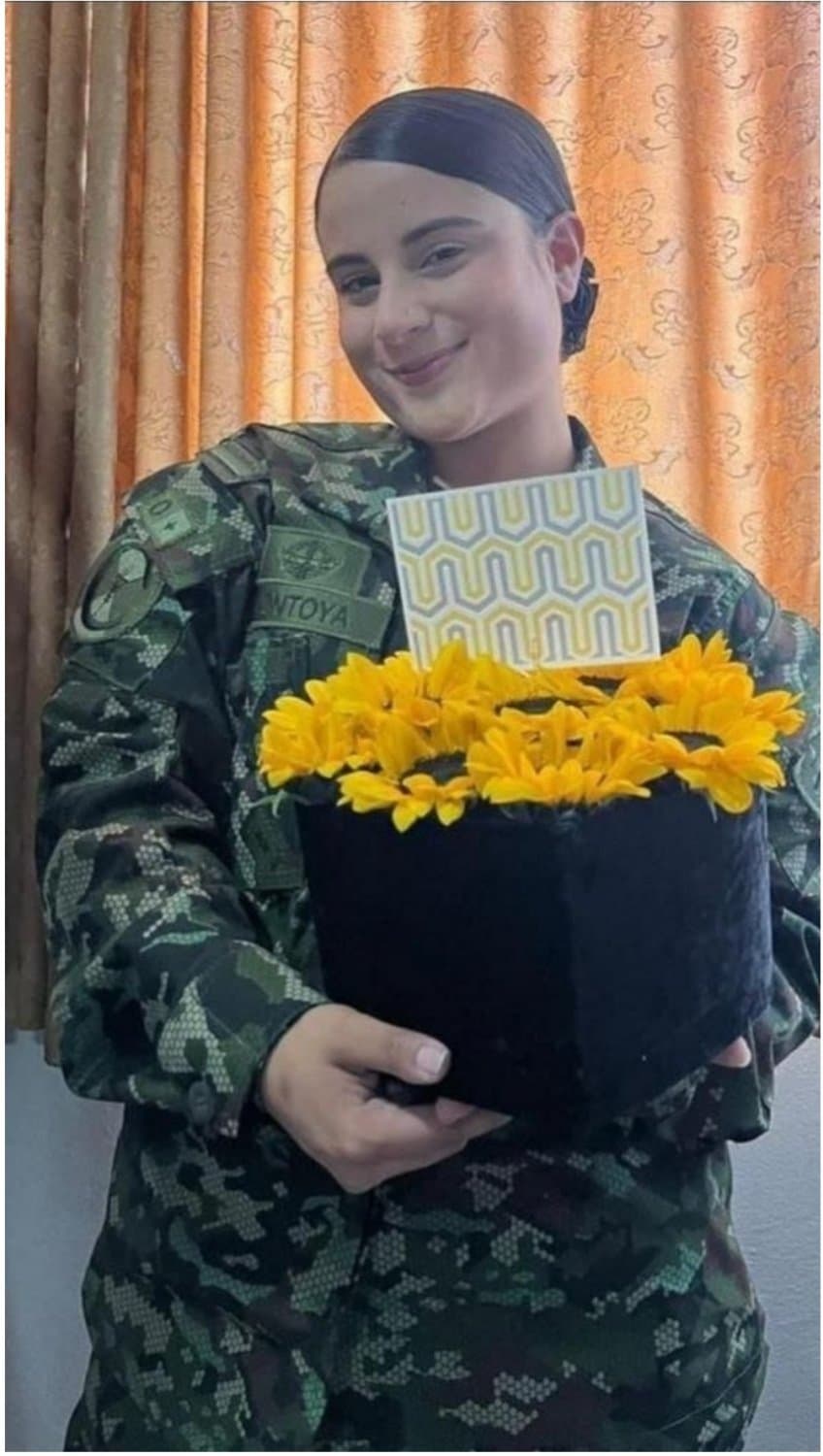 Cheating Army Girl Riding on Lover and Sucking him Finish Off