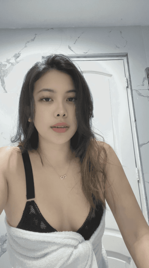 Vote: Fishnets or lace? Loser owes me a tribute ?