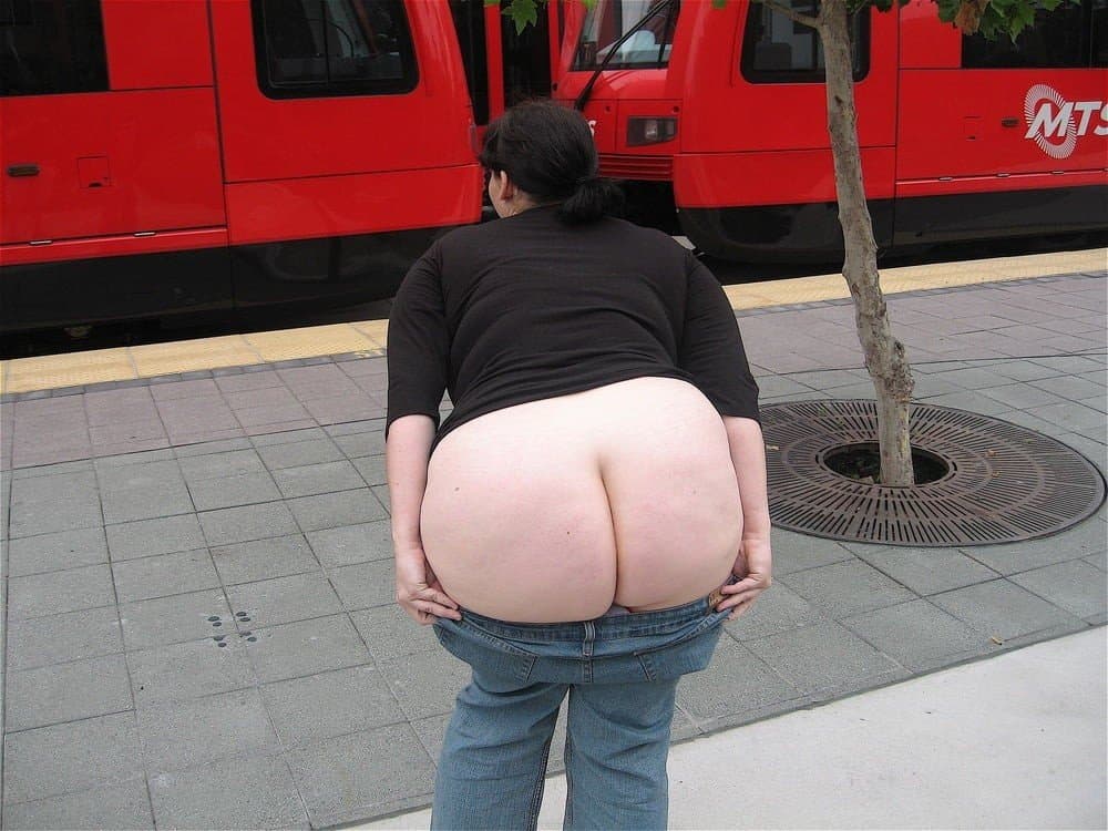 Friends group mooning around San Diego