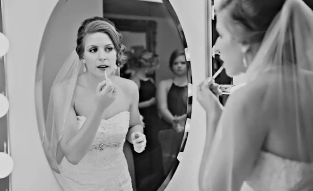 Sexy Burnette milf looking for excitement.