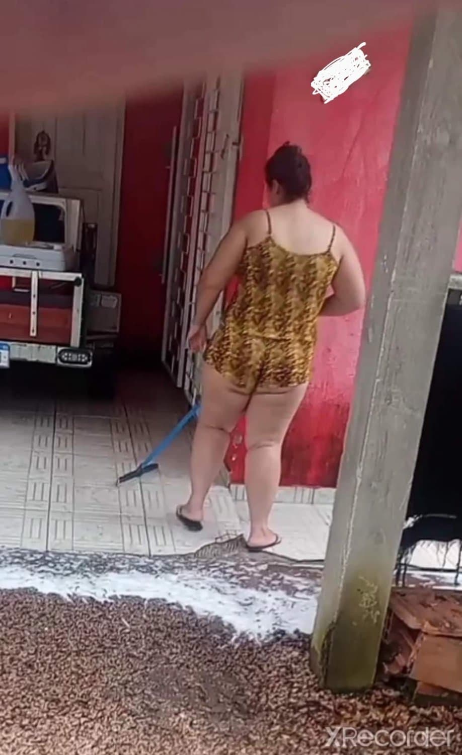 Vizinha gostosa de babydoll de manhã flagra