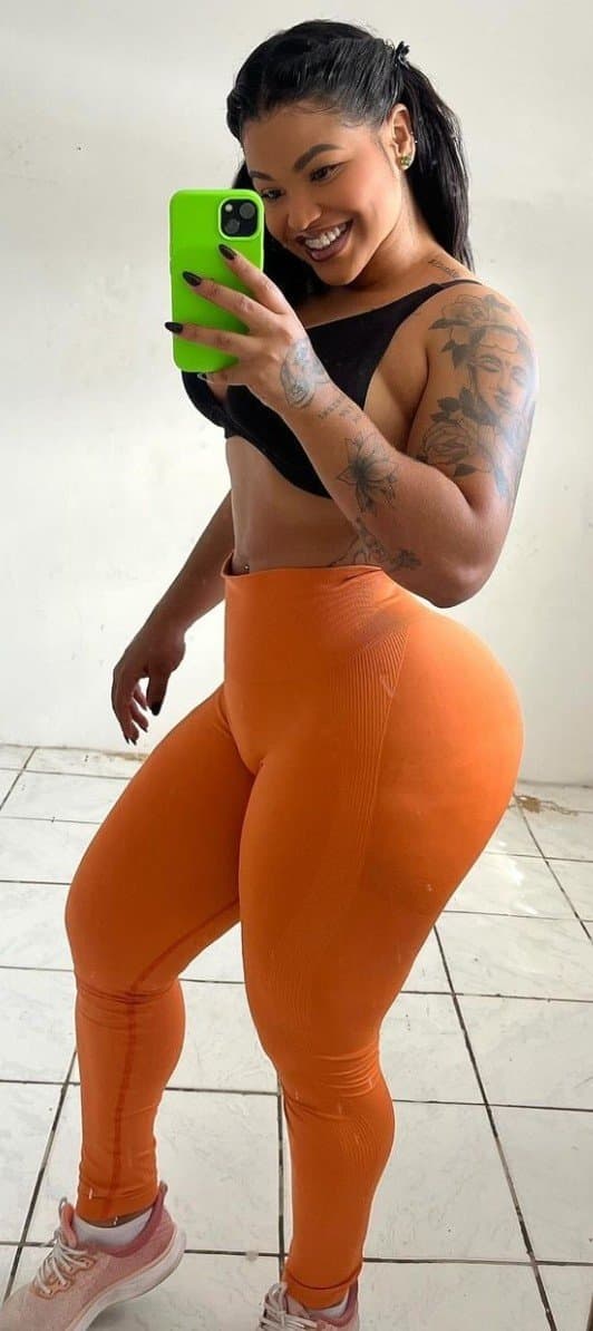 Larissa Rocha um monte de marmanjo e velho tarado de pau duro vai se masturbar pra vc sua GOSTOSA!?