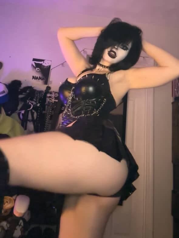 Click to view full size Malmalirl spiked and chain