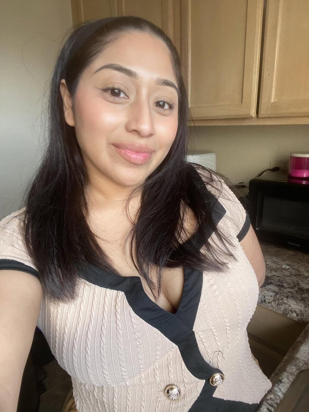 Thicc Latina takes every chance she gets to show off her thicc ass and bit tits